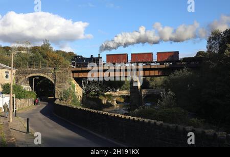 Jinty 47298 führt am 15.10.21 die Fracht über das Summerseat-Viadukt auf der East Lancs Railway. Stockfoto