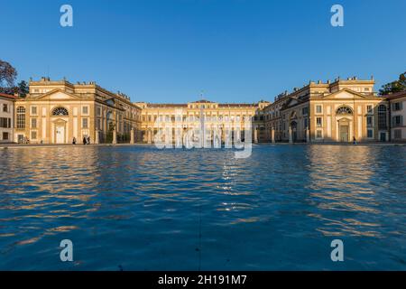 Monza, Italien - 16. Oktober 2021: Vorderansicht des Palasts von Reggia di Monza bei Sonnenuntergang. Stockfoto