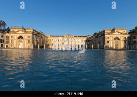 Monza, Italien - 16. Oktober 2021: Vorderansicht des Palasts von Reggia di Monza bei Sonnenuntergang. Stockfoto