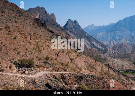 Eine unbefestigte Bergstraße in einem abgelegenen Gebiet von Oman. Bald Sayt, Al Batinah, Oman. Stockfoto