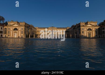 Monza, Italien - 16. Oktober 2021: Vorderansicht des Palasts von Reggia di Monza bei Sonnenuntergang. Stockfoto