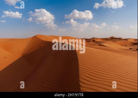 Eine Wüstenlandschaft aus windgeformten und gewellten Sanddünen. Wahiba Sands, Oman. Stockfoto