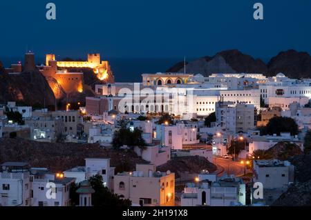 Die alte Stadt Muscat, eingebettet in die Berge am Persischen Golf, in der Dämmerung. Alter Maskat, Maskat, Oman. Stockfoto