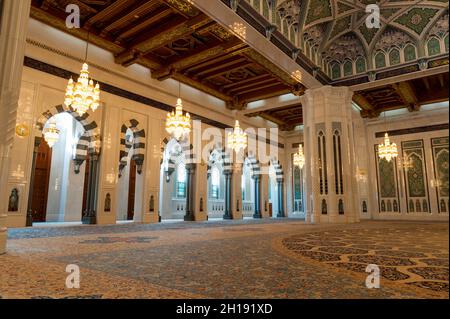 Der Gebetsraum der Männer in der Großen Moschee des Sultans Qaboos. Sultan-Qaboos-Moschee, Maskat, Oman. Stockfoto