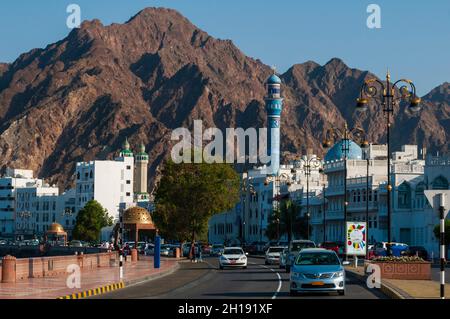 Die Mutrah corniche: Berge in der Ferne, der Persische Golf darunter. Muttrah, Old Muscat, Muscat, Oman. Stockfoto