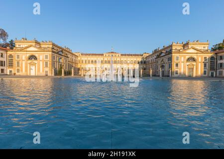 Monza, Italien - 16. Oktober 2021: Vorderansicht des Palasts von Reggia di Monza bei Sonnenuntergang. Stockfoto