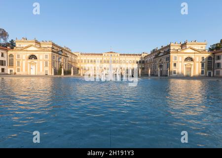 Monza, Italien - 16. Oktober 2021: Vorderansicht des Palasts von Reggia di Monza bei Sonnenuntergang. Stockfoto