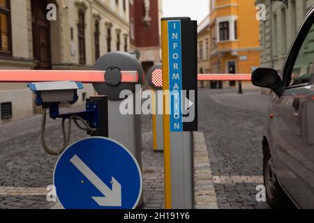 Automatische Autobarriere auf dem Parkplatz im Wohngebiet. Stockfoto