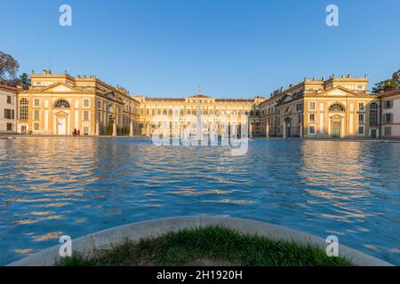 Monza, Italien - 16. Oktober 2021: Vorderansicht des Palasts von Reggia di Monza bei Sonnenuntergang. Stockfoto