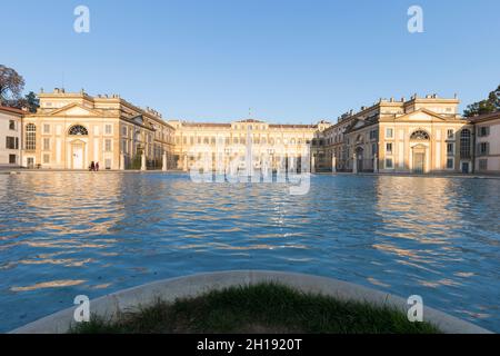 Monza, Italien - 16. Oktober 2021: Vorderansicht des Palasts von Reggia di Monza bei Sonnenuntergang. Stockfoto