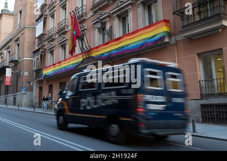 Ein Transporter der Nationalpolizei rast am Municipal Distrito Centro im Centro District von Madrid, Spanien, vorbei. Stockfoto