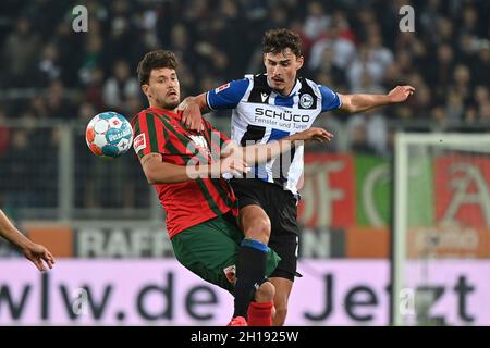 Augsburg, Deutschland. Oktober 2021. Janni Luca SERRA (BI), Action, Duelle gegen Tobias STROBL (FC AUGSBURG). Fußball 1. Bundesliga-Saison 2021/2022, 8. Spieltag, Spieltag08, FC Augsburg -DSC Arminia Bielefeld 1-1 am 17. Oktober 2021 WWK ARENA in Augsburg, Quelle: dpa/Alamy Live News Stockfoto