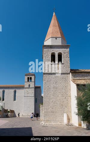 Die Kirche unserer Lieben Frau von Gesundheit (crkva gospe od zdravlja) im Hintergrund das Kloster des heiligen Franziskus in der historischen Altstadt von Krk in Kroatien Stockfoto