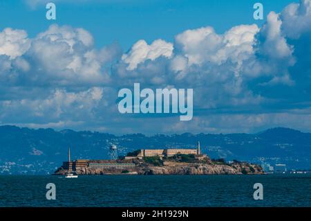 Schwere Cumulus-Wolken über Alcatraz Island und Gefängnis und der Küste von Kalifornien. Alcatraz Island, San Francisco Bay, San Francisco, Kalifornien. Stockfoto