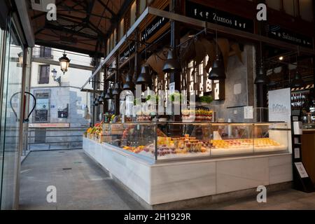 Am frühen Morgen im Mercado de San Miguel im Centro District von Madrid, Spanien. Das im Jahr 1916 erbaute Wahrzeichen wurde mit seinen Gebäuden renoviert Stockfoto