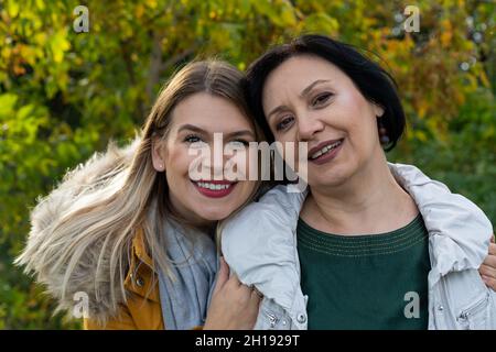 Gerne Frau mittleren Alters viel Zeit mit ihrer schönen Tochter outdoor Stockfoto