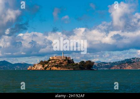 Schwere Cumulus-Wolken über Alcatraz Island und Gefängnis und der Küste von Kalifornien. Alcatraz Island, San Francisco Bay, San Francisco, Kalifornien. Stockfoto