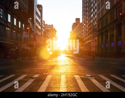 Leere Straßen und Gehwege an der Kreuzung der 5th Avenue und 23rd Street in Manhattan New York City NYC Stockfoto