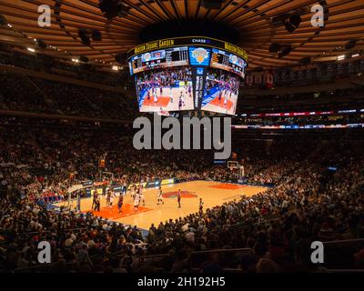Die New York Knicks gegen die Phoenix Sonnen während eines NBA-Spiels im Madison Square Garden. Stockfoto