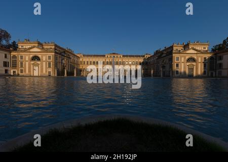 Monza, Italien - 16. Oktober 2021: Vorderansicht des Palasts von Reggia di Monza bei Sonnenuntergang. Stockfoto