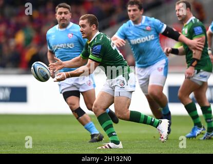 Brentford, Großbritannien. Oktober 2021. Premiership Rugby. London Irish V Gloucester. Brentford Community Stadium. Brentford. Paddy Jackson (London Irish) Pässe. Kredit: Sport In Bildern/Alamy Live Nachrichten Stockfoto