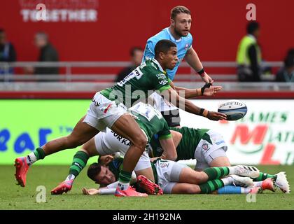 Brentford, Großbritannien. Oktober 2021. Premiership Rugby. London Irish V Gloucester. Brentford Community Stadium. Brentford. Ben Loader (London Irish) Pässe. Kredit: Sport In Bildern/Alamy Live Nachrichten Stockfoto