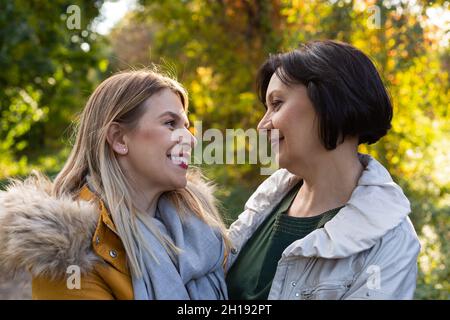 Gerne Frau mittleren Alters viel Zeit mit ihrer schönen Tochter outdoor Stockfoto