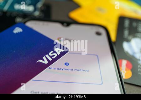 Google Pay oder Gpay App auf dem Smartphone. Google Pay ist eine digitale Wallet-Plattform und ein von Google entwickeltes Online-Zahlungssystem Stockfoto