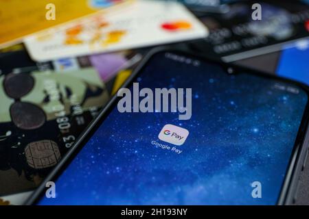 Google Pay oder Gpay App auf dem Smartphone. Google Pay ist eine digitale Wallet-Plattform und ein von Google entwickeltes Online-Zahlungssystem Stockfoto