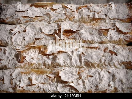 Gepuderter Apfelstrudel aus nächster Nähe, von oben fotografiert. Stockfoto