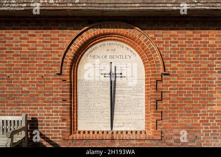 Hampshire Village of Bentley, England, Großbritannien. Detail der Wand der Bentley Memorial Hall mit eingravierten Namen der Kriegstoten auf dem Kriegsdenkmal Stockfoto