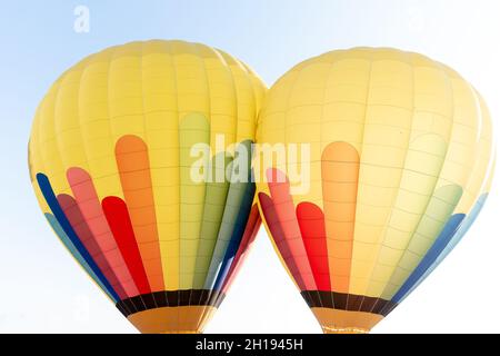 Eine Luftaufnahme von zwei Heißluftballons in grünen, blauen, roten und gelben Farben Stockfoto