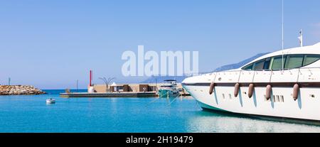 Ventimiglia, Italien - circa August 2021: yacht in Cala del Forte, an ist eine exquisite, brandneue, hochmoderne Marina in Ventimiglia, Italien, Stockfoto
