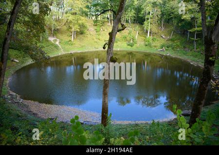 Kaali Meteoritenkrater im Sommer in Estland Stockfoto