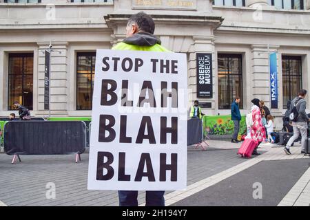 London, Großbritannien. Oktober 2021. Ein Aktivist trägt während des Protestes vor dem Wissenschaftsmuseum ein Plakat mit dem Titel „Stoppt den Blah Blah Blah“. Extinction Rebellion-Aktivisten versammelten sich vor dem Museum in South Kensington vor dem Global Investment Summit, der am 19. Oktober stattfand, um gegen das zu protestieren, was sie als eine "Greenwash-Plattform" für einige der weltweit führenden Verursacher und Unternehmen bezeichnen, die fossile Brennstoffe finanzieren. Kredit: SOPA Images Limited/Alamy Live Nachrichten Stockfoto