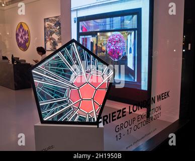 Besucher und Kunsthändler auf der Frieze und Frieze Masters International Art Fair in Mayfair, London, England, Großbritannien Stockfoto