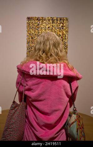 Besucher und Kunsthändler auf der Frieze und Frieze Masters International Art Fair in Mayfair, London, England, Großbritannien Stockfoto