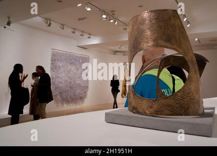 Besucher und Kunsthändler auf der Frieze und Frieze Masters International Art Fair in Mayfair, London, England, Großbritannien Stockfoto