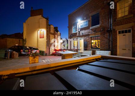 Pub-Außenansicht bei Nacht in Belper, Derbyshire, Großbritannien Stockfoto