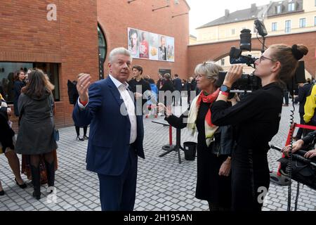 München, Deutschland. Oktober 2021. Der Oberbürgermeister der Stadt München, Dieter Reiter, gibt bei der Eröffnung des neuen Münchner Volkstheaters ein Interview mit dem Bayerischen Rundfunk. Quelle: Felix Hörhager/dpa/Alamy Live News Stockfoto