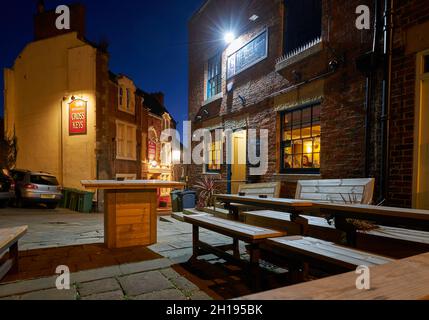 Pub-Außenansicht bei Nacht in Belper, Derbyshire, Großbritannien Stockfoto