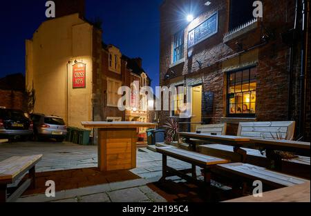 Pub-Außenansicht bei Nacht in Belper, Derbyshire, Großbritannien Stockfoto