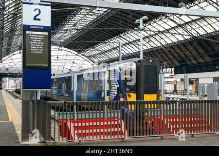 Der Eisenbahnverkehr in ScotRail wurde wegen gewerkschaftlicher Gewerkschaftsaktion unterbrochen. Züge an der Queen Street Station, Glasgow, Schottland, Großbritannien Stockfoto