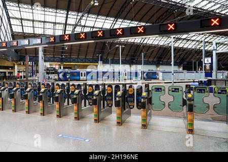 Der Eisenbahnverkehr in ScotRail wurde wegen gewerkschaftlicher Gewerkschaftsaktion unterbrochen. Züge an der Queen Street Station, Glasgow, Schottland, Großbritannien Stockfoto