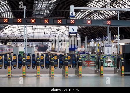 Der Eisenbahnverkehr in ScotRail wurde wegen gewerkschaftlicher Gewerkschaftsaktion unterbrochen. Züge an der Queen Street Station, Glasgow, Schottland, Großbritannien Stockfoto