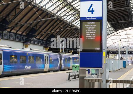 Der Eisenbahnverkehr in ScotRail wurde wegen gewerkschaftlicher Gewerkschaftsaktion unterbrochen. Züge an der Queen Street Station, Glasgow, Schottland, Großbritannien Stockfoto