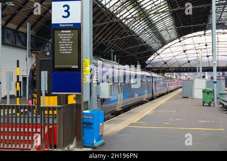 Der Eisenbahnverkehr in ScotRail wurde wegen gewerkschaftlicher Gewerkschaftsaktion unterbrochen. Züge an der Queen Street Station, Glasgow, Schottland, Großbritannien Stockfoto