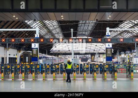 Der Eisenbahnverkehr in ScotRail wurde wegen gewerkschaftlicher Gewerkschaftsaktion unterbrochen. Züge an der Queen Street Station, Glasgow, Schottland, Großbritannien Stockfoto