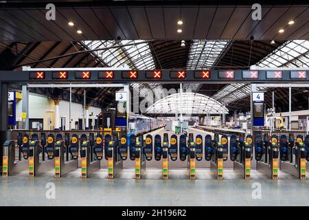 Der Eisenbahnverkehr in ScotRail wurde wegen gewerkschaftlicher Gewerkschaftsaktion unterbrochen. Züge an der Queen Street Station, Glasgow, Schottland, Großbritannien Stockfoto