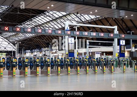 Der Eisenbahnverkehr in ScotRail wurde wegen gewerkschaftlicher Gewerkschaftsaktion unterbrochen. Züge an der Queen Street Station, Glasgow, Schottland, Großbritannien Stockfoto